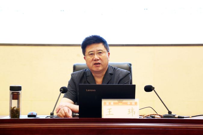 中院党组书记、院长王玮为全体干警上党课